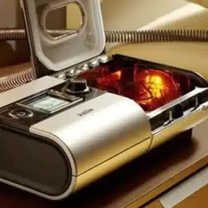 Humidificador H5i sobre la mesita de noche en un dormitorio con poca luz.