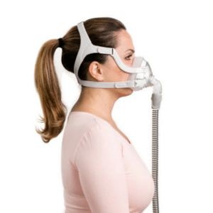 Vista de perfil de una mujer llevando la mascarilla facial airfit f20 for her