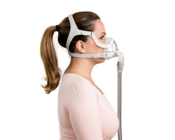 Vista de perfil de una mujer llevando la mascarilla facial airfit f20 for her