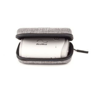 Vista frontal del estuche de viaje para airmini abierto, mostrando el airmini de resmed en su interior.