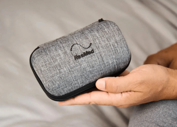 Primer plano de una mano cogiendo el airmini travel case