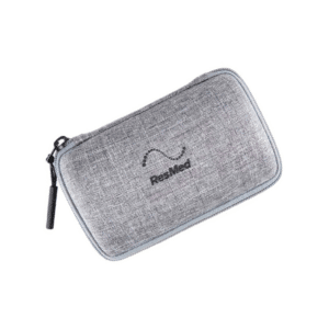 Primer plano del estuche de viaje para airmini de resmed