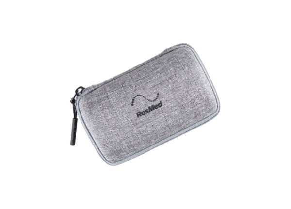 Primer plano del estuche de viaje para airmini de resmed