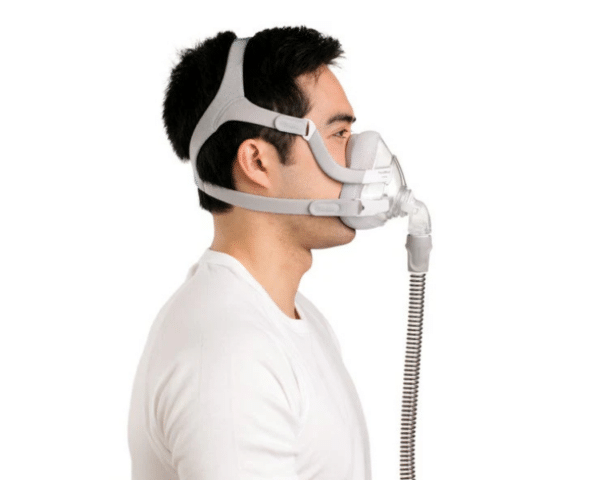 Hombre de perfil llevando la mascarilla airtouch f20