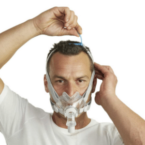 Hombre ajustandose la mascarilla Airfit f30 de resmed