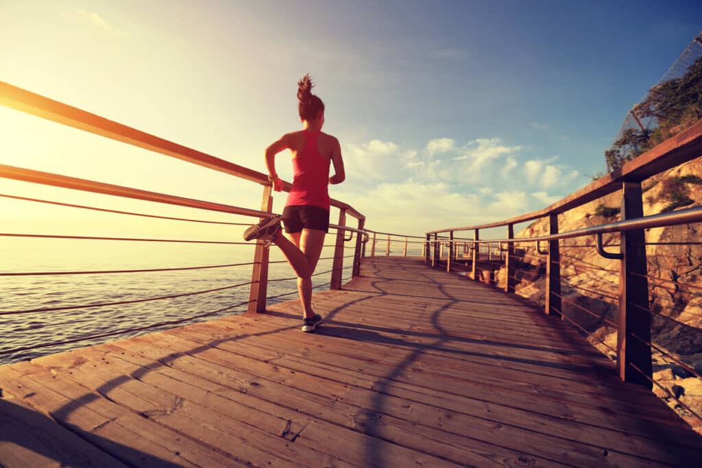 Correr por la mañana tiene sus beneficios para dormir mejor por la noche (iStock)