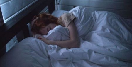 Conoce todos los beneficios que la luminoterapia trae para mejorar tu rutina de descanso y acabar por completo con los problemas de insomnio.