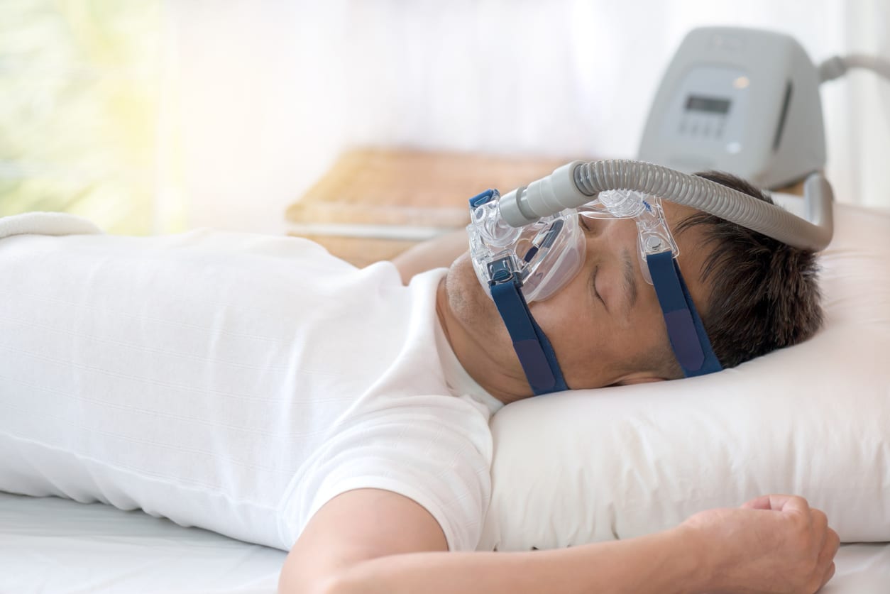 Existen diferentes opciones de tratamiento para la apnea del sueño, y hoy queremos acercarnos a las más comunes.