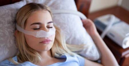 La apnea del sueño envejece, pero el uso de un aparato que ayuda a