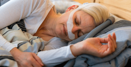 Mujer con apnea del sueño durmiendo