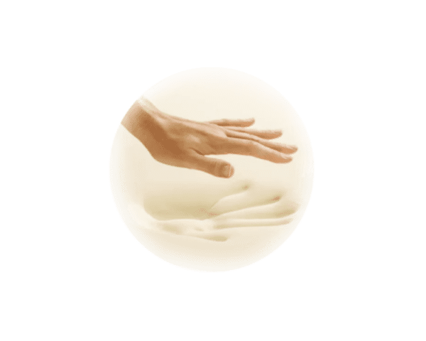 Mano presionando la almohada Posiform, mostrando su suavidad y capacidad de adaptación a la forma de la mano.