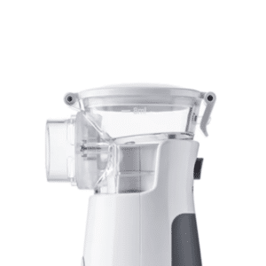 Primer plano de la taza medicinal incorporada en el nebulizador mesh