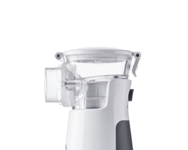 Primer plano de la taza medicinal incorporada en el nebulizador mesh