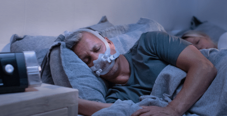 Hombre durmiendo con su pareja usando su equipo cpap